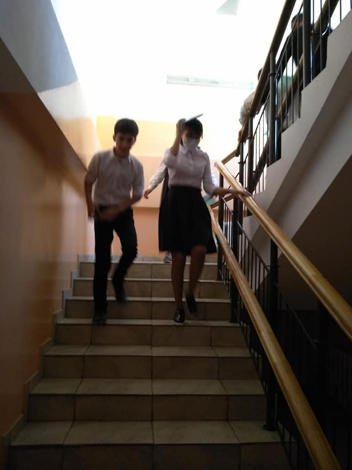 Алматы облысы, Қарасай ауданы, " Еңбекші ауылындағы орта мектеп" КММ. Жер сілкінісі - геологиялық құбылыс. Олар кез-келген жерде пайда болуы мүмкін. Табиғи апаттан сақтану үшін өткізілген сейсмологиялық жаттығу шаралары.