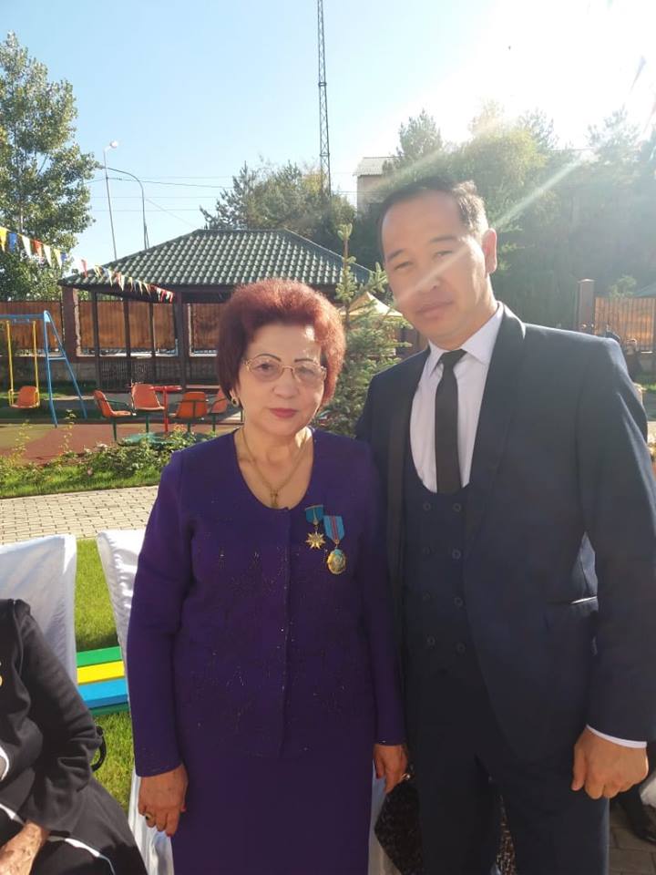 Алматы облысы, Қарасай ауданы, "Еңбекші ауылындағы орта мектеп" КММ. "Ұстаз- ұлы есім", - деп Мұхтар Әуезов айтқандай, ұстаздың еңбегі жоғары дәрежеде бағалануы тиіс.