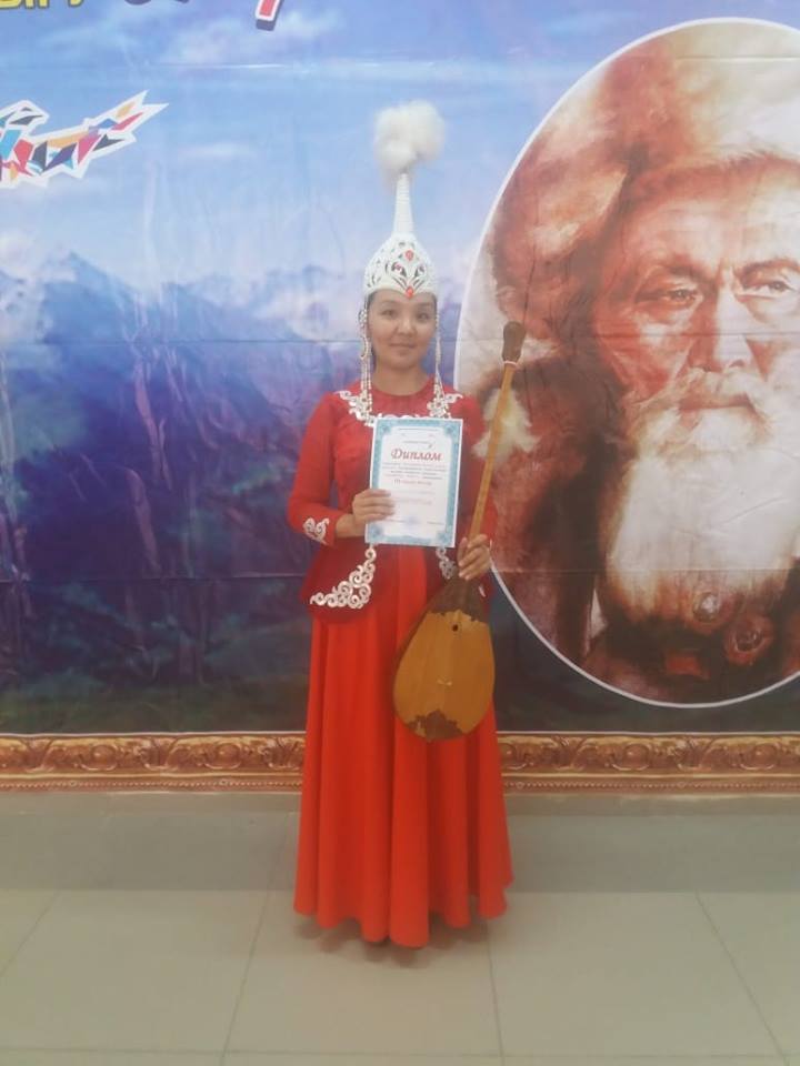 Алматы облысы, Қарасай ауданы, "Еңбекші ауылындағы орта мектеп" КММ. Қарасай ауданы бойынша өткізілген "Домбыра party" өнер сайысында III дәрежелі дипломмен марапатталған әріптесіміз Асетолланова Меруерт Оралбаевна. Құттықтаймыз!