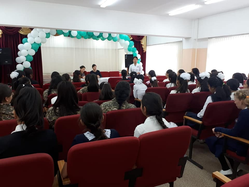 Алматы облысы, Қарасай ауданы, "Еңбекші ауылындағы орта мектеп" КММ-де Әйтей округінің әкімімен Елбасымыздың "Қазақстандықтардың әл-ауқатының өсуі: табыс пен тұрмыс сапасын арттыру" тақырыбындағы Жолдауды талқылау. 24.10.2018 ж.