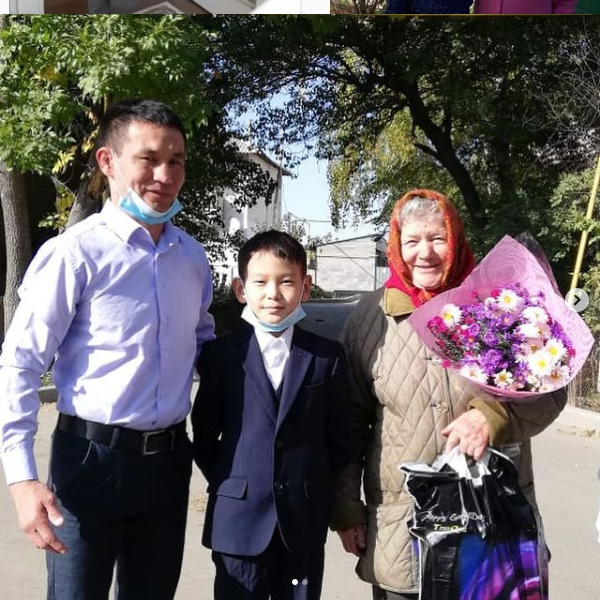 1-қазан Қарттар күніне орай оқушылар ауылымыздың қарттарын құттықтап барды.