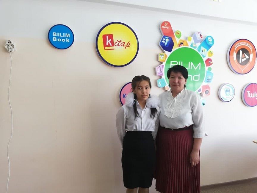 “Яссауитану” байқауына қатысып, бас жүлдені жеңіп алғаны үшін Юсупова Жанат марапатталады.