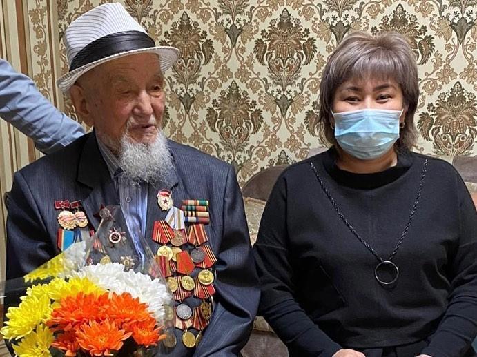 Ыдырысов Шайке Бөденұлын мектеп ұжымы және 11 сынып оқушылары құттықтап қайтты.