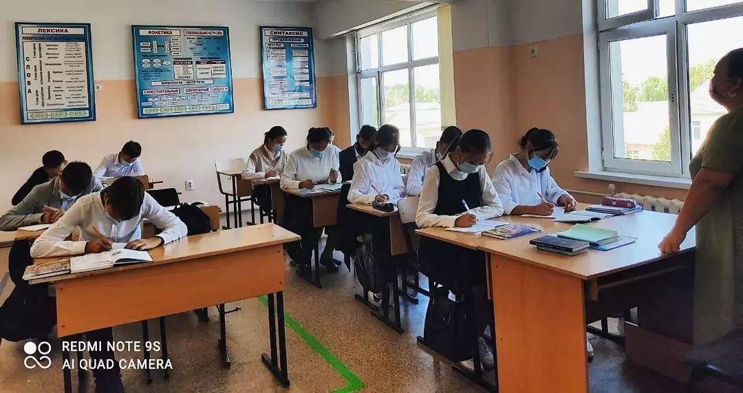 Тілдер мерекесі апталығының жоспарына сәйкес 8-11-сынып оқушылары арасында "Сауатты жаза білу - өркениет өнегесі" атты тақырыпта диктант жазу байқауы