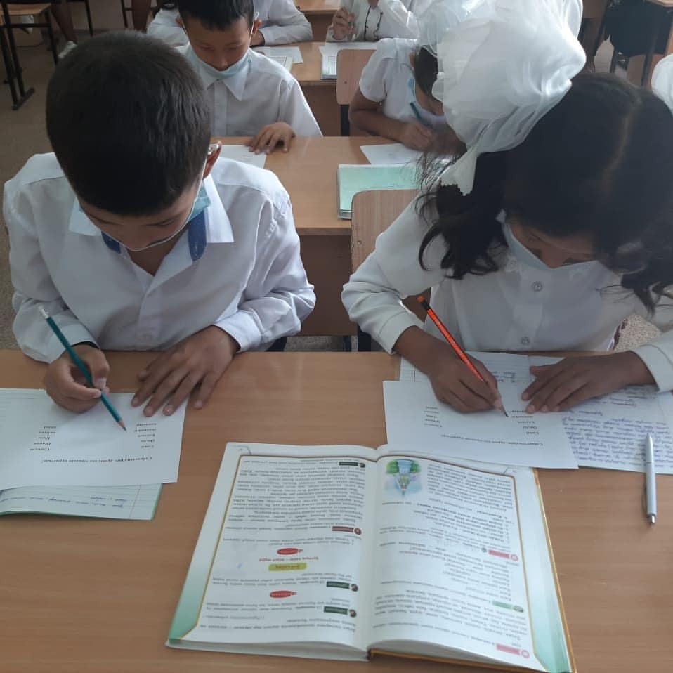 "Ұлттық киім - асыл мұра" тақырыбында  үлгілі сабақ өткізді.