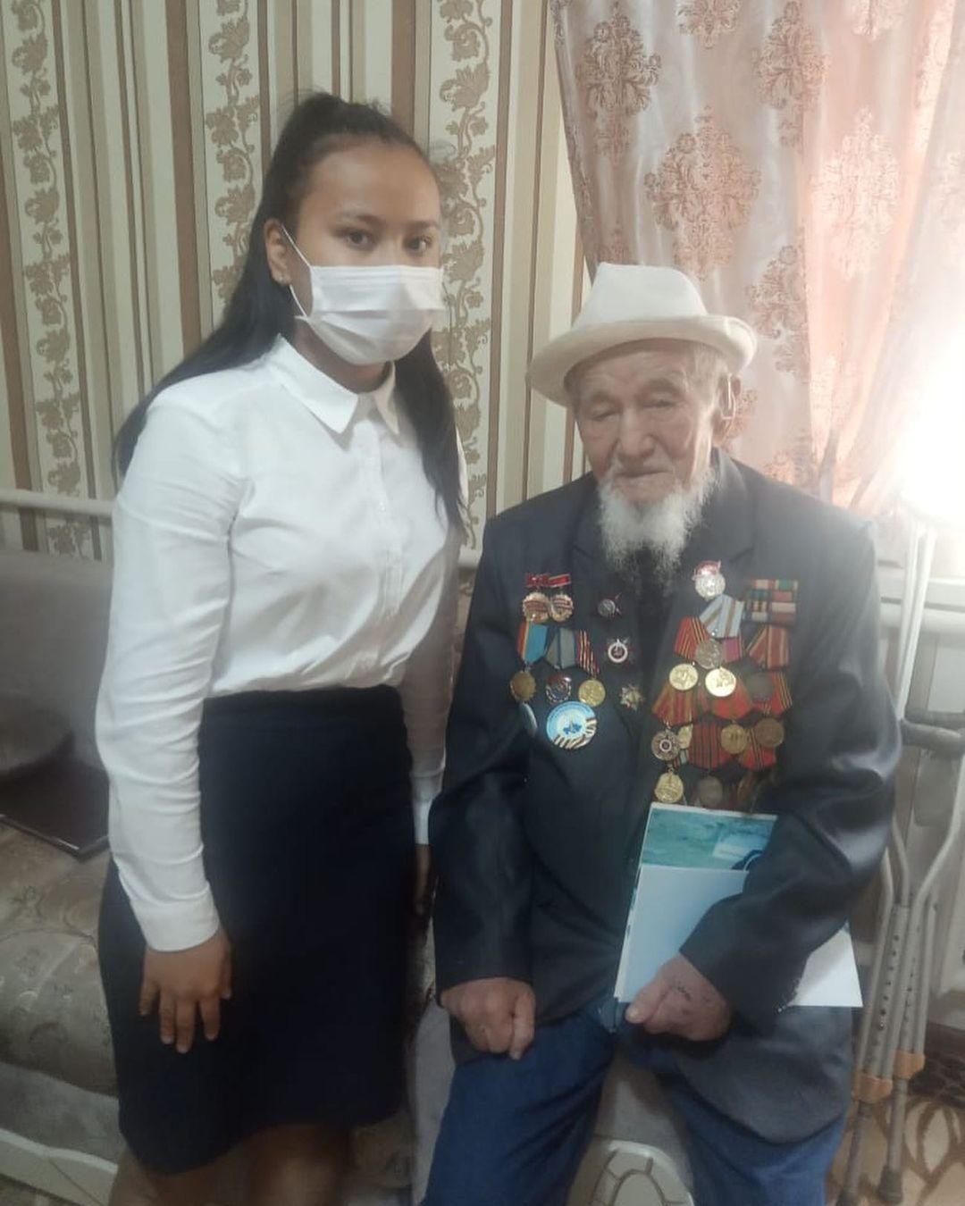 1 қазан- Қарттар күніне орай 11 “А” сынып оқушылары Ұлы Отан соғысы ардагері Ыдырысов Шәйке Бөденұлын мерекесімен құттықтады