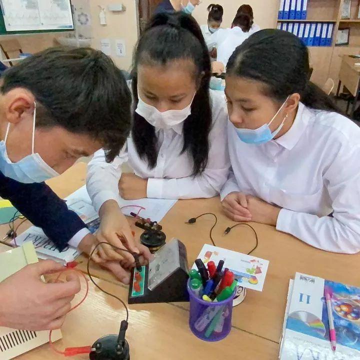 "Айнымалы тоқтың толық тізбегі үшін Ом заңына есептер шығару" тақырыбында физика пәнінен Кунтуреева С.А. үлгілі сабақ өткізді.