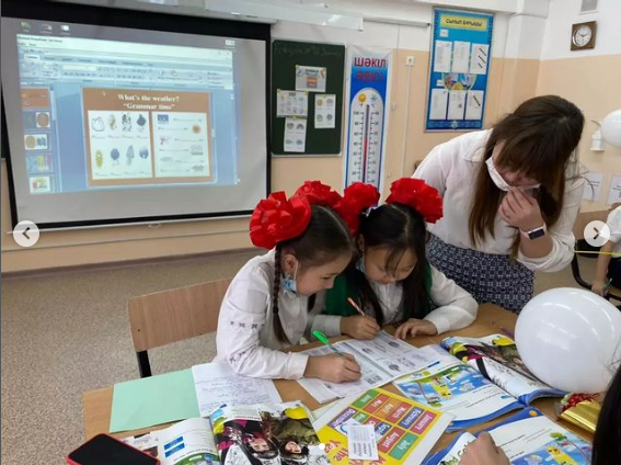 Худайдайбергенова А.А. "Weather" тақырыбында 4 "A" сынып оқушыларымен ағылшын тілі пәнінен жарыс сабақ өткізді.