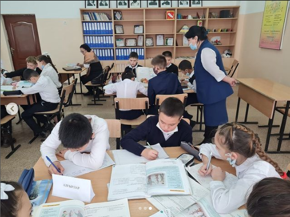 "Білім алаңы" тақырыбында қазақ тілі пәнінен сайыс сабақ өткізді.