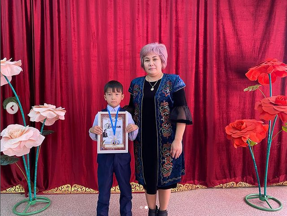 “Мен өмірді жырлау үшін келгенмін” тақырыбындағы ІІ Халықаралық өнер байқауында 2 “Б” сынып оқушылары: