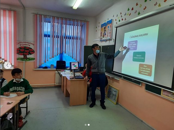 Шапишев Б.Ж. 6 “А” сынып оқушылармен “Сызықтық портрет. Графика” тақырыбында үлгілі сабақ өткізді.