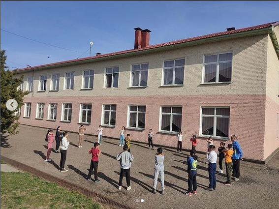 7 апреля - в честь Всемирного дня здоровья с учащимися 5 “Г” класса был проведён утренная разминка .